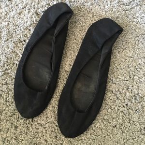 Black flat shoes